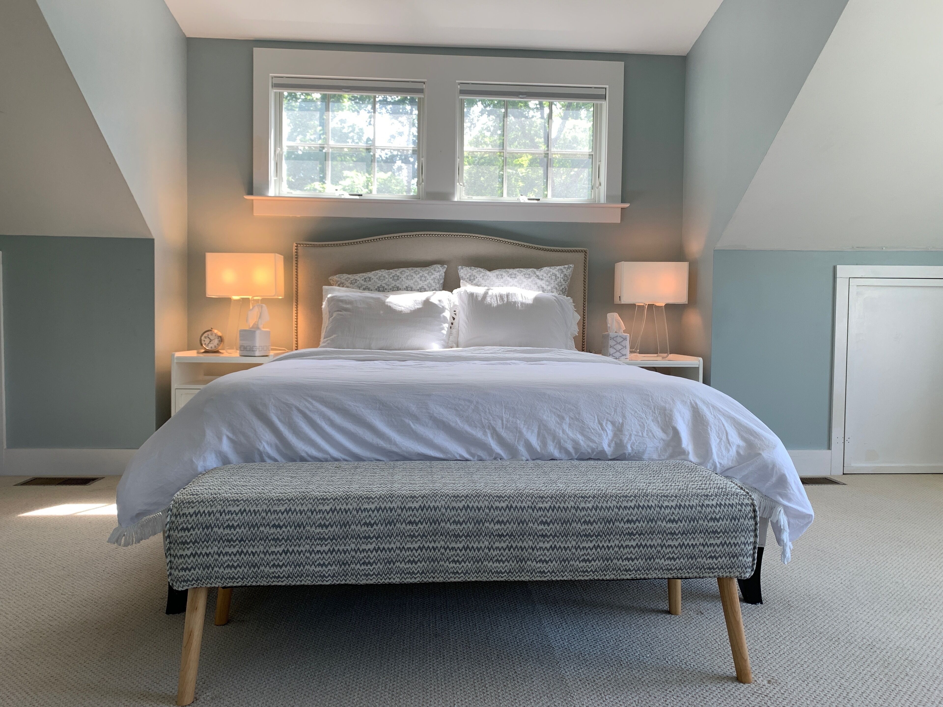 4 habitaciones, escritorio y tabla de planchar con plancha 