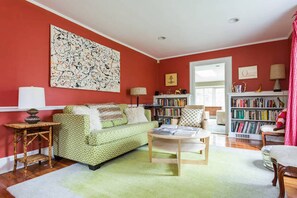 Smart-TV, DVD-spiller, leker og bøker