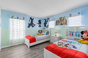 5 chambres, fer et planche à repasser, lit de bébé portatif