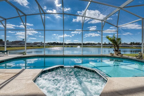 LAKEVIEW Luxury🌞SOUTH-Facing Pool🏈AWESOME Game Room🏰near DISNEY👍7-Night Deal