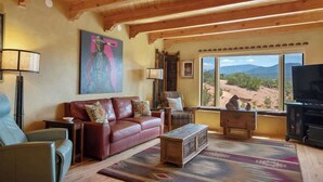 TV, fireplace, offices - Panoramic Views, Walk to the Plaza, Flexible Space (Santa Fe)