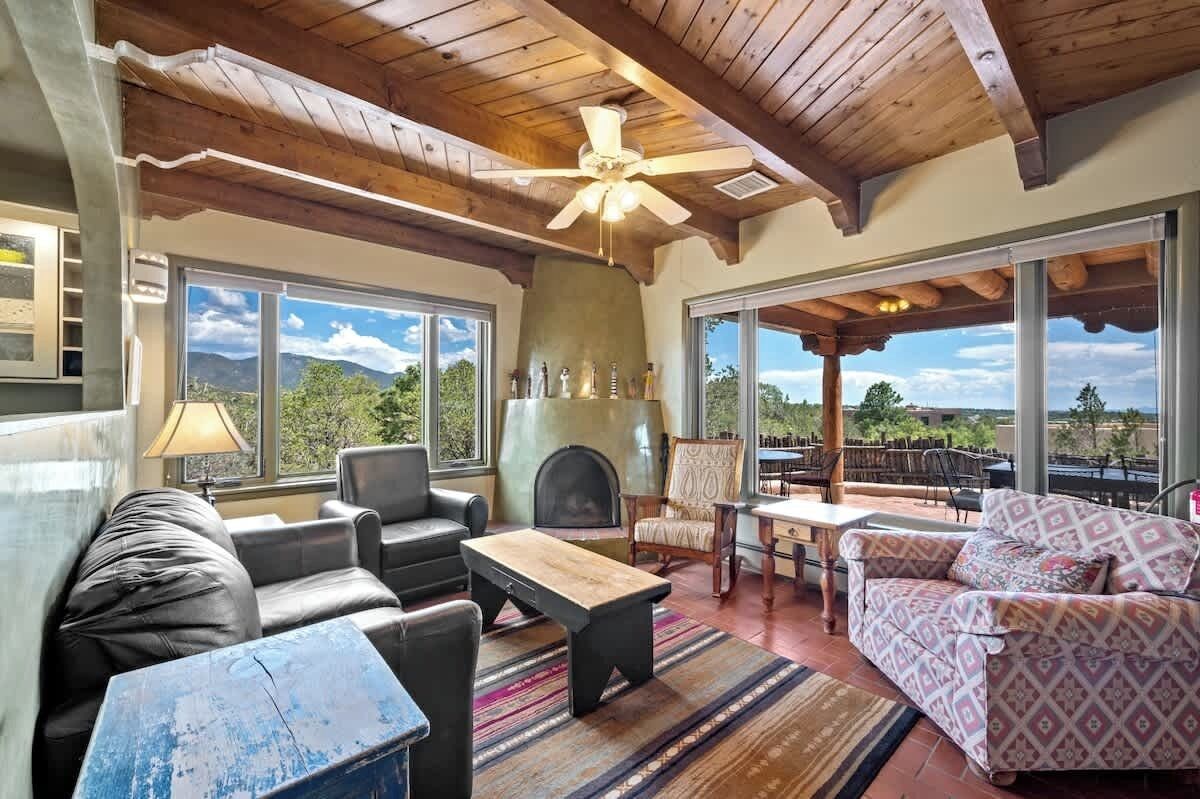 Télévision, cheminée, espaces bureaux