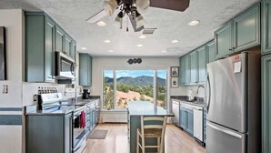 Coffee/tea maker, fridge, microwave, oven - Panoramic Views, Walk to the Plaza, Flexible Space (Santa Fe)