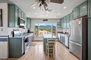 Fridge, microwave, oven, stovetop - Pinon Vista - Panoramic Views, Walk to the Plaza (Santa Fe)