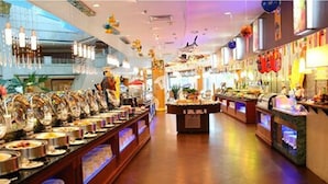 Een buffet met meerdere themaposten en een gevarieerd aanbod.