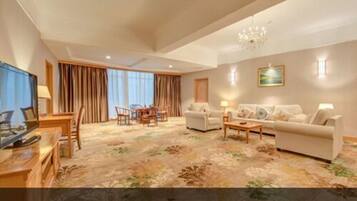 Deluxe Suite | In-room safe, desk, iron/ironing board, free WiFi