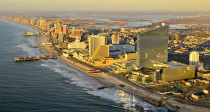 Stunning Views on "One-Of-A-Kind" Rooftop Deck! Close to Beach, all the Fun!!