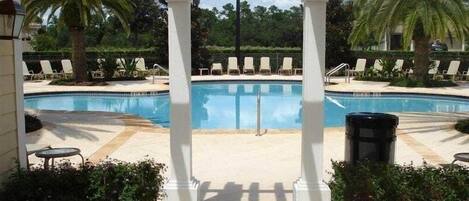 Una piscina al aire libre, una piscina climatizada
