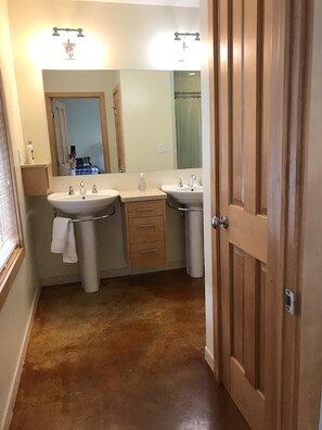 ヘアドライヤー、タオル、シャンプー、トイレットペーパー