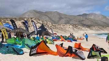 Plage, chaises longues, serviettes de plage