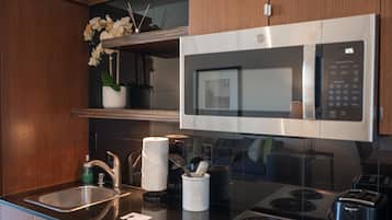 Fridge, microwave, stovetop, dishwasher
