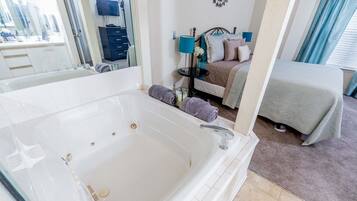 2 makuuhuonetta, silitysrauta/-lauta, vauvan matkasänky, Wi-Fi