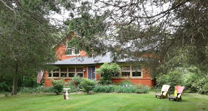  THE ZOO-Midcentury Modern Meets Rustic, Dog Friendly Farmhouse - 2 MI FROM TOWN