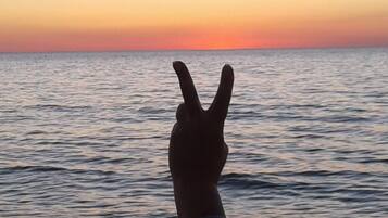 Chaises longues, serviettes de plage