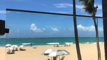 Playa en los alrededores, camastros y toallas de playa