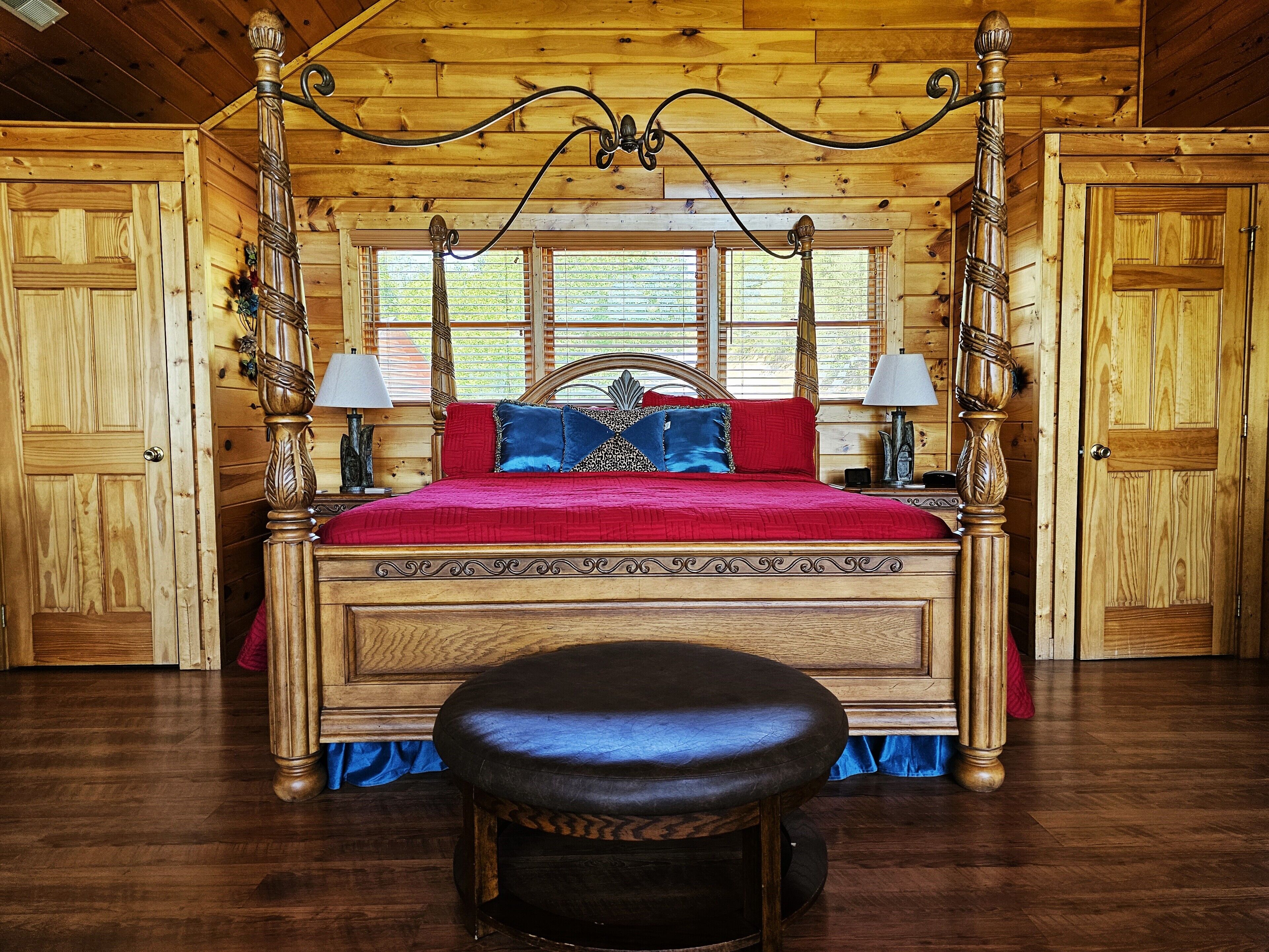 3 habitaciones, tabla de planchar con plancha y cuna de viaje 