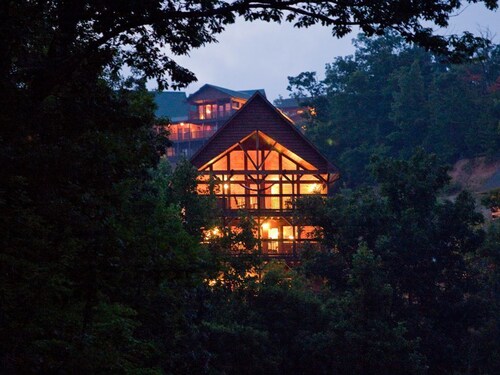 AMAZING views-2 Hot Tubs-Pool & Hockey Table-3 miles to Parkway, 5 to Dollywood