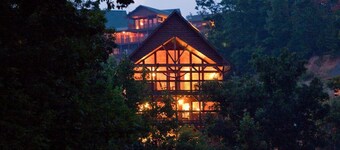 AMAZING views-2 Hot Tubs-Pool & Hockey Table-3 miles to Parkway, 5 to Dollywood