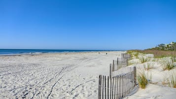 Plage à proximité, chaises longues, parasols