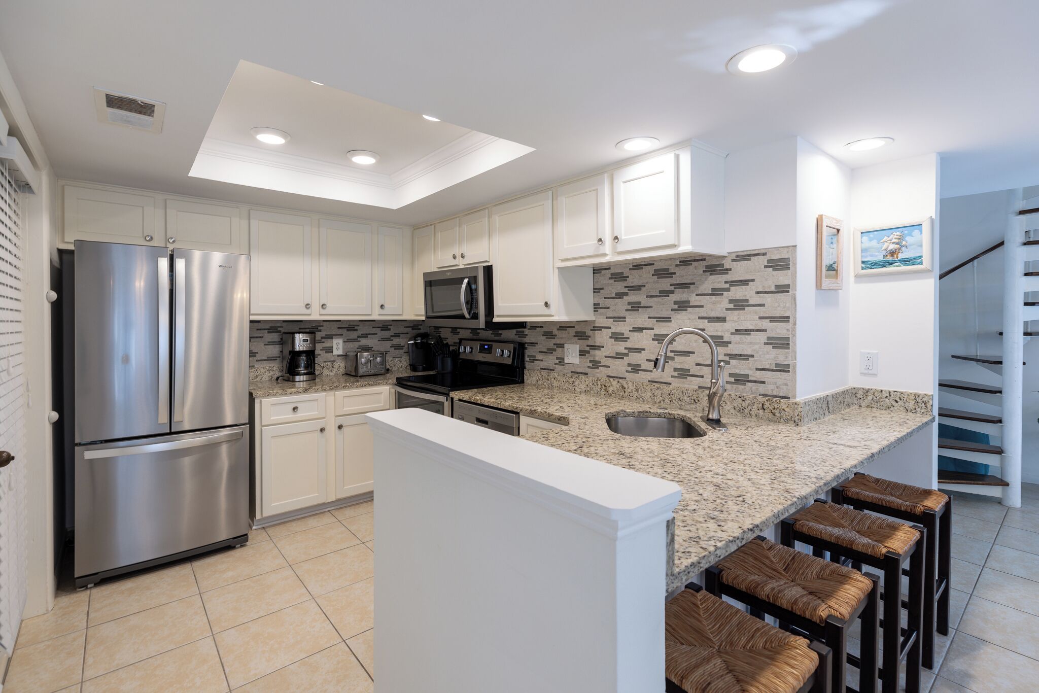 Réfrigérateur, micro-ondes, four, plaque de cuisson