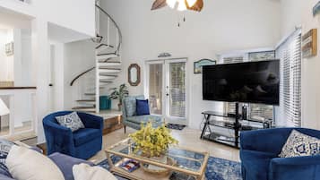 TV connectée, lecteur de DVD, jouets, livres