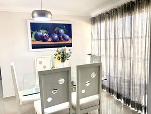 Dining - King Size Finest 3bd Condo| 3A/C| WIFI| TV|Cable ! (Stgo)