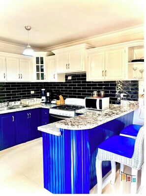 Fridge, microwave, oven, stovetop - King Size Finest 3bd Condo| 3A/C| WIFI| TV|Cable ! (Stgo)