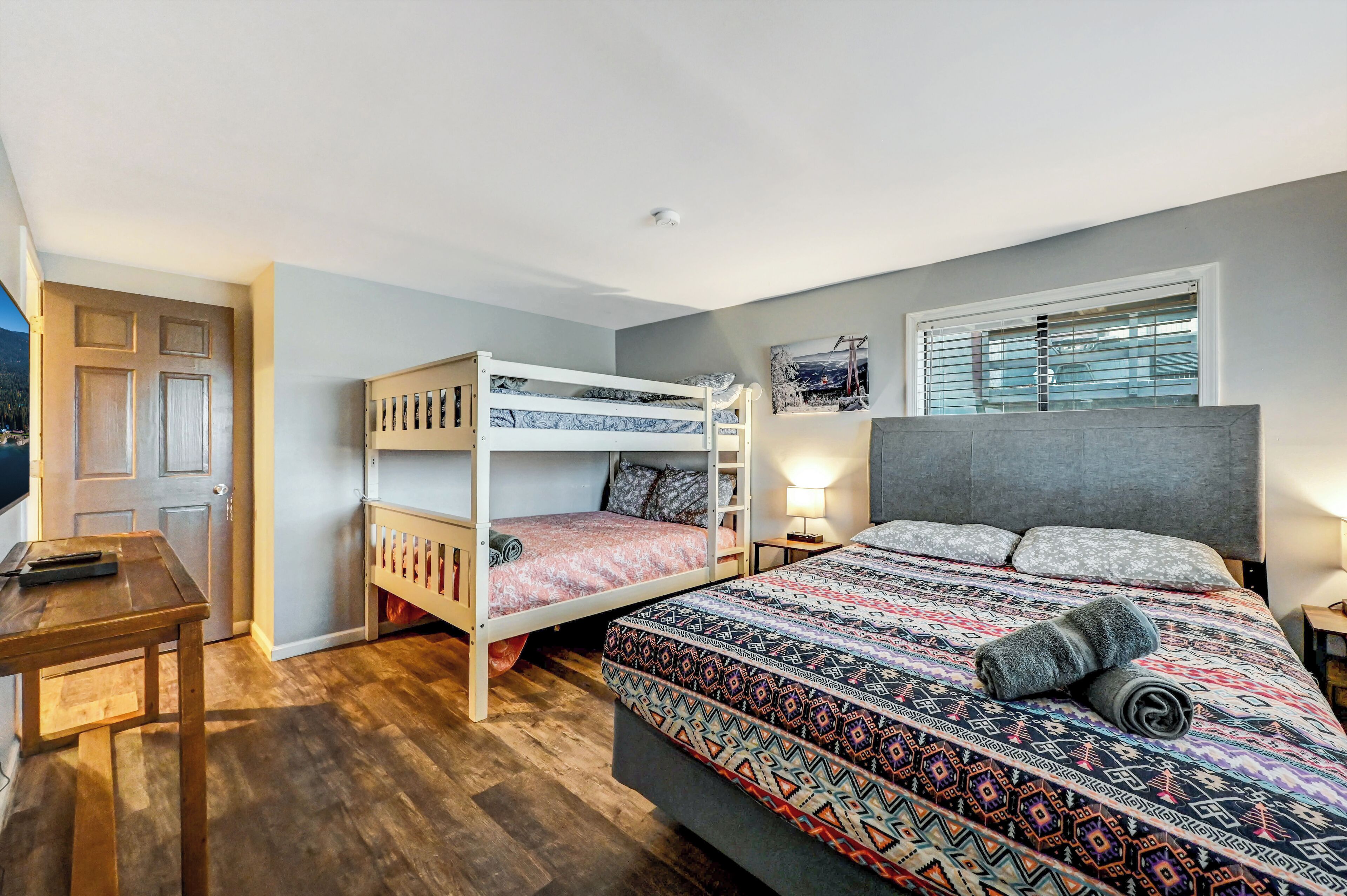 3 habitaciones, tabla de planchar con plancha y cuna de viaje 
