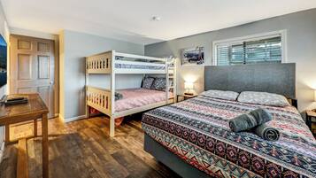 3 habitaciones, tabla de planchar con plancha y cuna de viaje