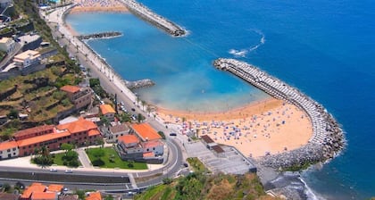 Magnifique vue depuis la terrasse surplombant la vallée jusqu'à la mer