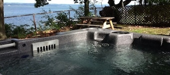 Anthony Beach-Seneca-Waterfront-Hot Tub-Wine Trail-Big Deck, Recently Updated-New Dock-Pets OK