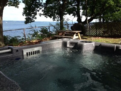 Anthony Beach-Seneca-Waterfront-Hot Tub-Wine Trail-Big Deck, Recently Updated-New Dock-Pets OK