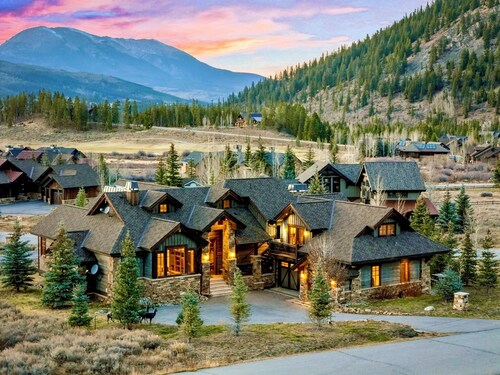 Breck Mansion- Mountain Views, Hot Tub, Sauna, Guest House, Golf Course