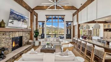 TV connectée, cheminée, jeux vidéo, lecteur de DVD