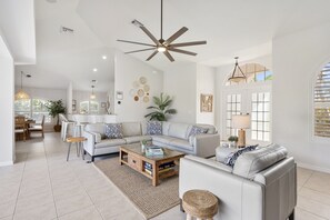 Télévision à écran plat, console de jeux vidéo, lecteur de DVD, jouets