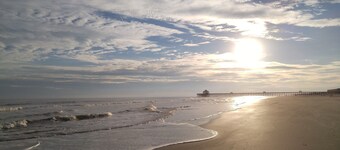 1 Block to THE MOTHER SEA. Super easy and quick walk.