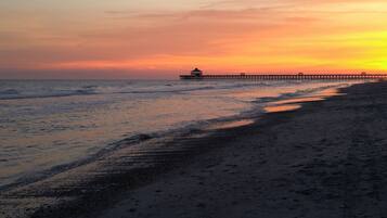 Plage à proximité, chaises longues, serviettes de plage