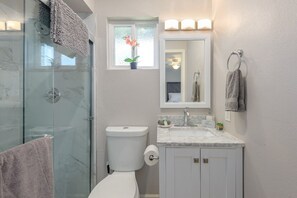 Shower, eco-friendly toiletries, hair dryer, towels - Scottsdale 4BR – Heated Pool, Putting Green, 5 Min to Old Town (Scottsdale)