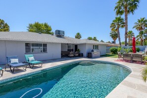 Outdoor pool, a heated pool - Scottsdale 4BR – Heated Pool, Putting Green, 5 Min to Old Town (Scottsdale)