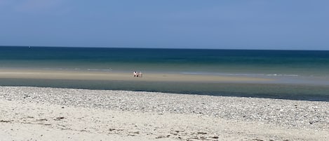 En la playa, sillas reclinables de playa, toallas de playa