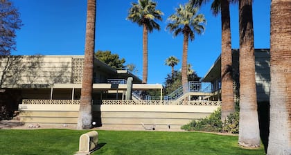 Mid century modern condo near Old Town, pool & BBQ