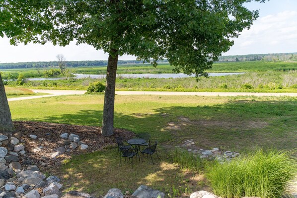 Outdoor dining - Private And Secluded Rental On the Kalamazoo River - Saugatuck-Douglas-Fennville (Fennville)