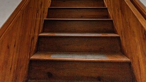 A wooden staircase with a handrail leading to a door at the top. - Private And Secluded Rental On the Kalamazoo River - Saugatuck-Douglas-Fennville (Fennville)