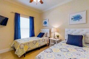 4 Schlafzimmer, Schreibtisch, Bügeleisen/Bügelbrett, Reisekinderbett