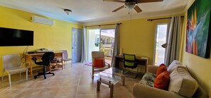 Smart TV, libri, studio