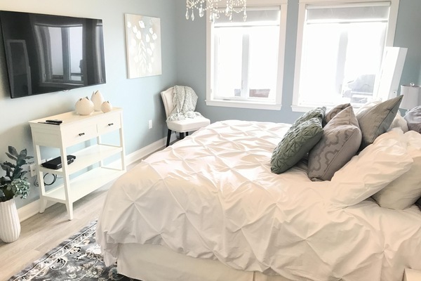 Master bedroom with King bed (new pillow-top mattress) and smart TV