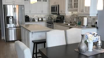 Køleskab, mikrobølgeovn, ovn, kogeplade