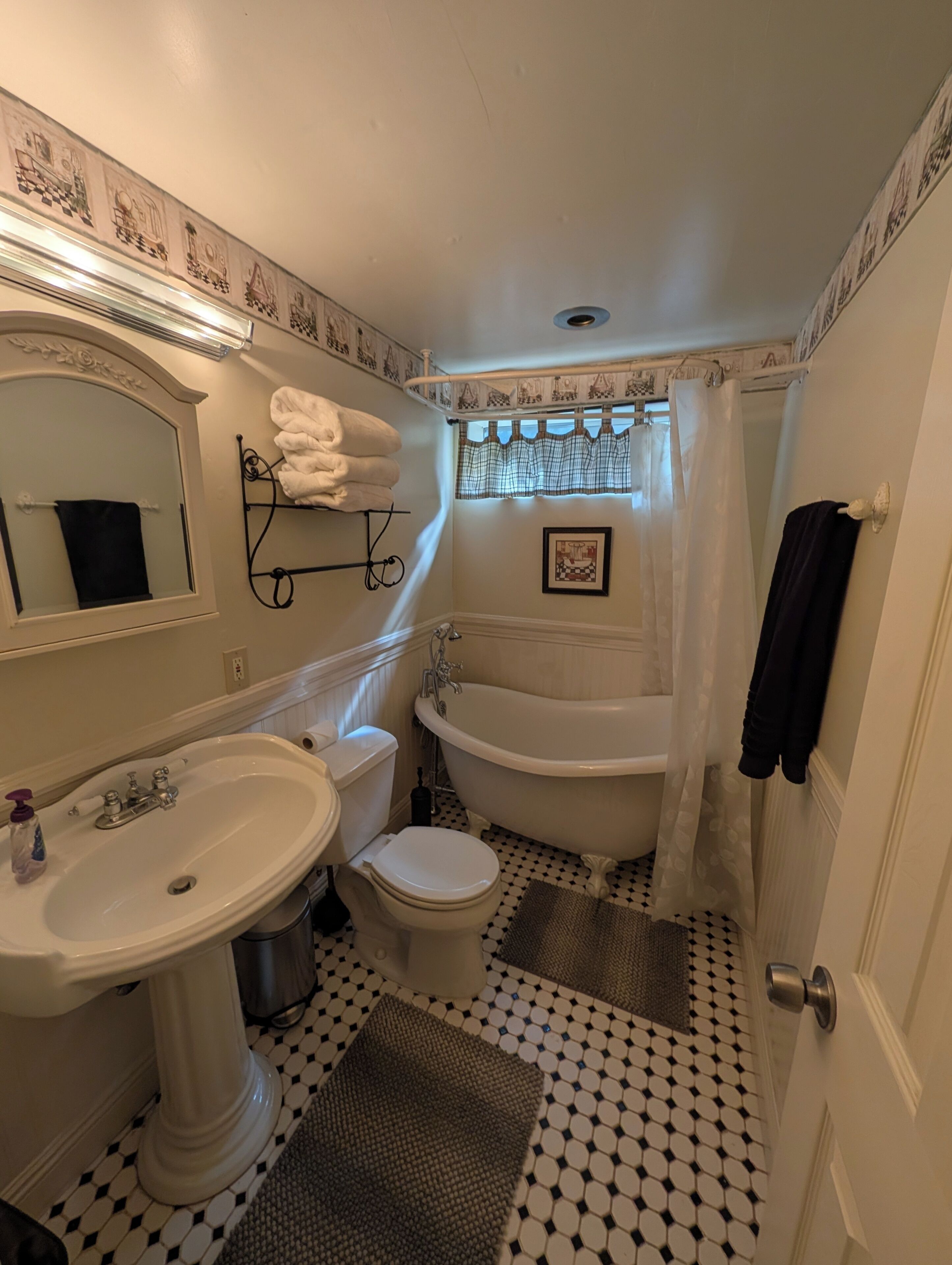 Combined shower/tub, towels, soap, toilet paper