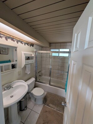 Combined shower/bathtub, towels, soap, toilet paper - Cozy Cabin/Lake View (Lake Arrowhead)