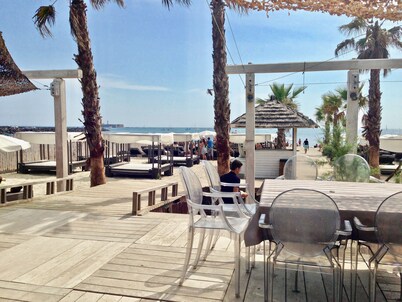  Super Clean, Sunny, Elegant, 2 Bedroom Character Apt In The Heart Of Pezenas